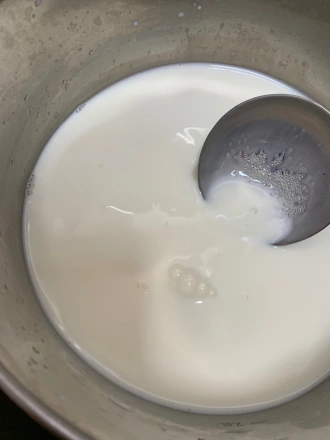 白糖放入牛奶中