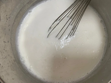 倒入牛奶搅拌